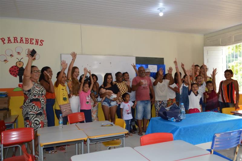 Prefeita e secretária de Educação de Ibicaraí visitam escola rural e