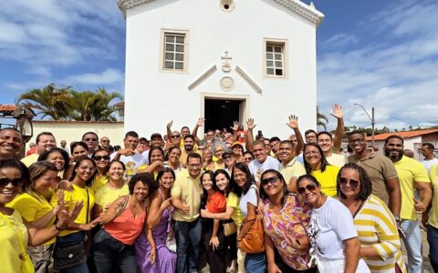A comunidade de Olivença abraça o pre candidato Bento Lima, em missa que homenageou o Divino Espírito Santo