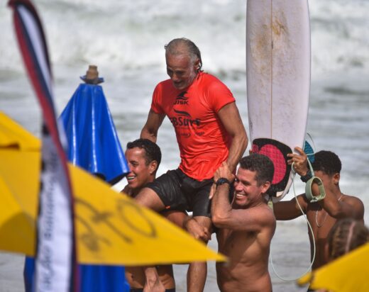 Praia da Tiririca com lotação máxima em etapa de surf que reuniu atletas de todas as gerações