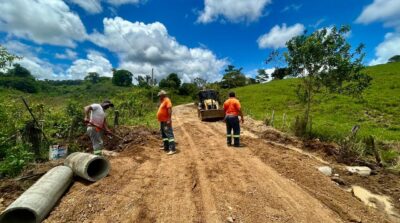 Secretaria de Infraestrutura coloca manilhas em trecho de estrada rural de Ibicaraí