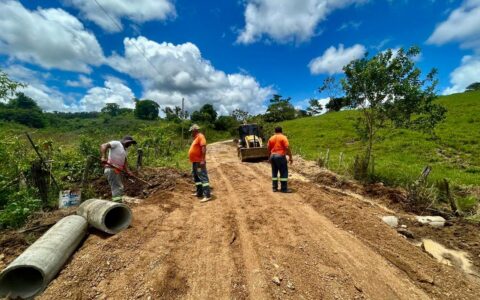 Secretaria de Infraestrutura coloca manilhas em trecho de estrada rural de Ibicaraí