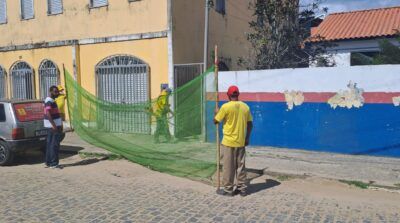 Líder comunitário Doda realiza mutirão de limpeza no bairro do Iguape