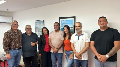 Associação de Guias, Condutores e Promotores de Turismo de Ilhéus se Reúnem com o Secretário Mauro Lavigne no Dia Internacional do Guia de Turismo  No último dia 21 de fevereiro, data em que se celebra o Dia Internacional do Guia de Turismo, a Associação de Guias, Condutores e Promotores de Turismo de Ilhéus promoveu um encontro estratégico com Magno Lavigne, secretário de Emprego, Qualificação e Renda do Ministério do Trabalho.  Realizado em Ilhéus, o evento teve como foco principal a valorização e capacitação dos profissionais do turismo, abordando desafios e oportunidades para a categoria na região. Durante a reunião, foram apresentadas propostas para incentivar a capacitação, aprimorar as condições de trabalho e fortalecer o setor, reforçando a importância dos guias e condutores na experiência turística local.