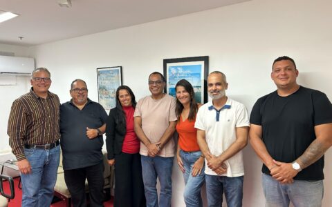 Associação de Guias, Condutores e Promotores de Turismo de Ilhéus se Reúnem com o Secretário Mauro Lavigne no Dia Internacional do Guia de Turismo  No último dia 21 de fevereiro, data em que se celebra o Dia Internacional do Guia de Turismo, a Associação de Guias, Condutores e Promotores de Turismo de Ilhéus promoveu um encontro estratégico com Magno Lavigne, secretário de Emprego, Qualificação e Renda do Ministério do Trabalho.  Realizado em Ilhéus, o evento teve como foco principal a valorização e capacitação dos profissionais do turismo, abordando desafios e oportunidades para a categoria na região. Durante a reunião, foram apresentadas propostas para incentivar a capacitação, aprimorar as condições de trabalho e fortalecer o setor, reforçando a importância dos guias e condutores na experiência turística local.