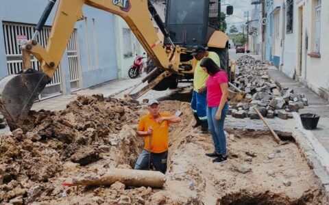 Infraestrutura implanta nova rede de esgoto na rua Professor Oscar de Queiroz Matos, em Ibicaraí