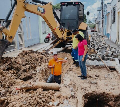 Infraestrutura implanta nova rede de esgoto na rua Professor Oscar de Queiroz Matos, em Ibicaraí