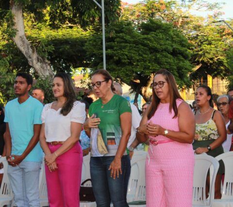 Prefeita Monalisa Tavares participa de missa, procissão e encerramento do novenário do Senhor Deus Menino