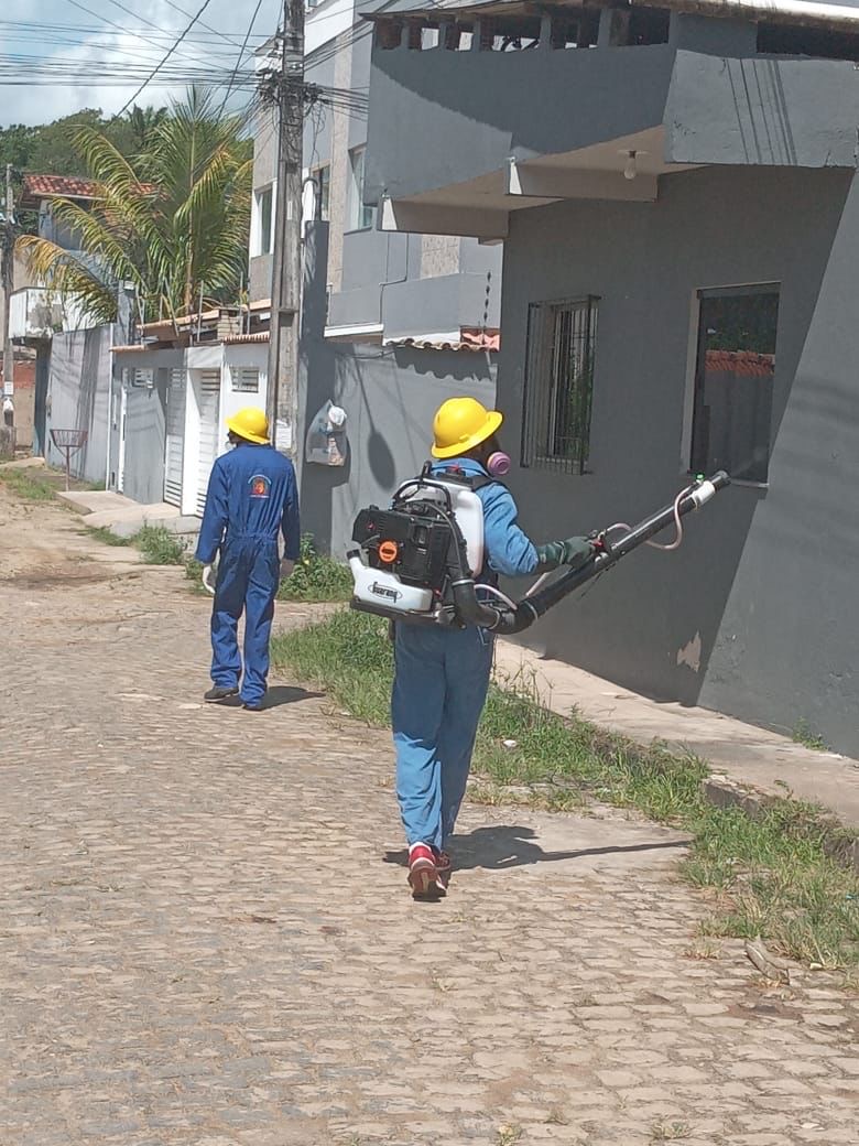 Agentes de Combate às endemias realizam bloqueio contra dengue no bairro Ilhéus II