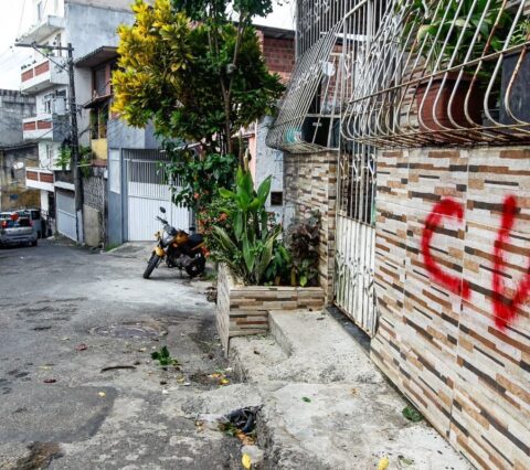 Bahia: Comando Vermelho expulsa PM de casa  por defender sobrinho