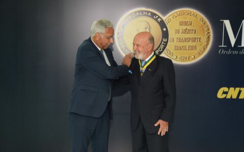 CEO de Ferrovias da BAMIN, Sérgio Leite, recebe a Medalha JK por contribuição ao setor de transporte