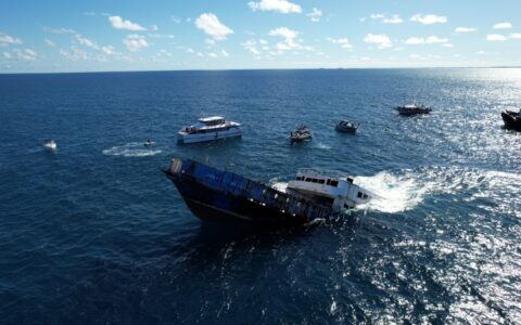 Ferryboat é afundado de forma controlada para fomentar o turismo de mergulho