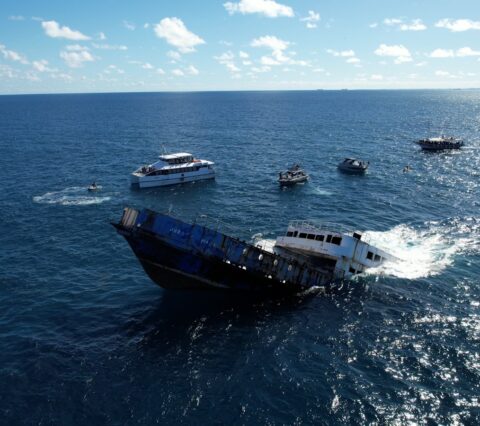 Ferryboat é afundado de forma controlada para fomentar o turismo de mergulho