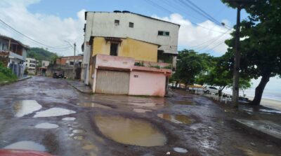 Ilhéus :Moradores cobram retomada das obras de pavimentação da Avenida Contorno na Praia do Marciano; “situação está difícil”, diz morador