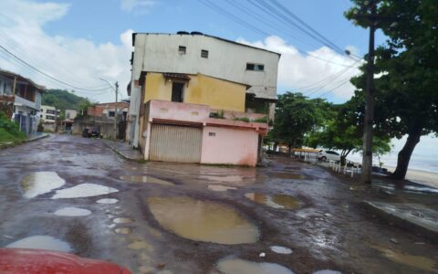 Ilhéus :Moradores cobram retomada das obras de pavimentação da Avenida Contorno na Praia do Marciano; “situação está difícil”, diz morador