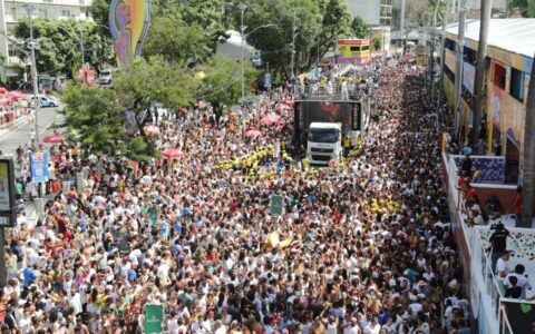 Número de acidentes com vítimas cai 72% no segundo dia do Carnaval de Salvador