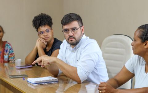 Prefeito de Ilhéus se reúne com manifestantes e propõe comissão para acompanhar transporte público