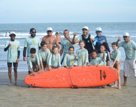 Surf para Todos: Projeto pioneiro democratiza o acesso ao surfe e avalia impacto na saúde mental