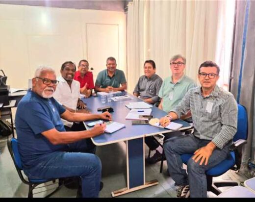 A Prefeitura de Ilhéus, por meio da Secretaria de Desenvolvimento Econômico e Inovação, reuniu-se na última quarta-feira (24) com representantes de cooperativas locais de chocolate “in natura” para discutir ações voltadas à ampliação do polo industrial do setor e à criação do Museu do Cacau.  Estiveram presentes o secretário Paulo Ganem, o superintendente Jurandir Hendler e o supervisor de Planejamento Urbano, Rosivaldo Sousa. Representando as cooperativas, participaram Rogério Assunção (Coopessba – Natucoa Chocolates), Carlos Alberto dos Santos (Território Litoral Sul), Cláudio Magalhães (Coomiagro) e o produtor Eduardo Passos Santos (Chocosol).  Durante a reunião, foi realizado um estudo para fortalecer a cadeia produtiva do chocolate artesanal, com foco na geração de emprego e renda para as famílias cooperadas. Um dos destaques foi a doação de um terreno de 4.000 m² pela Prefeitura, destinado à construção de uma indústria de chocolate ao lado da Zona de Processamento de Exportação (ZPE). Também está em estudo a criação do Museu do Cacau, com apoio do Estado ou do município.  A iniciativa reforça o compromisso da gestão em promover desenvolvimento sustentável e valorizar o cacau como patrimônio cultural e econômico da região.