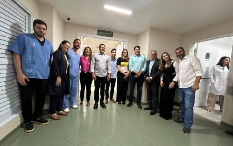 Augusto Castro e a primeira-dama visitam pacientes do Projeto de Ampliação de Cirurgias Eletivas no Hospital de Base