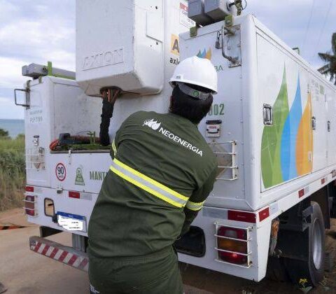 Com temporal previsto para várias regiões da Bahia neste feriadão, a Neoenergia Coelba dá orientações de segurança com a rede elétrica
