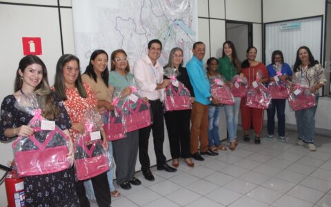 Dia das Mães: colaboradoras da EMASA recebem lembrança personalizada para lembrar a data