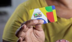 Mais de 2,4 milhões de famílias em todos os 417 municípios da Bahia serão contempladas em maio com o Bolsa Família. Para isso, o investimento do Governo Federal no estado supera R$ 1,6 bilhão, valor suficiente para garantir um benefício médio de R$ 658,09. O cronograma de pagamentos tem início nesta segunda e segue até o dia 30, de acordo com o final do Número de Identificação Social – NIS (confira abaixo).    No pacote de benefícios incluídos na retomada do programa desde 2023, 858,3 mil crianças de zero a seis anos receberão o Benefício Primeira Infância na Bahia neste mês. Isso significa um adicional de R$ 150 destinado a cada integrante dessa faixa etária na composição familiar. O investimento para assegurar o repasse a esse público no estado supera R$ 122,3 milhões.     Infográfico 1 | Cronograma de pagamentos do programa em maio de 2025    O Bolsa Família também prevê outros benefícios complementares, no valor adicional de R$ 50, que chegam a 1,5 milhão de crianças e adolescentes de sete a 18 anos, além de beneficiar 71,7 mil gestantes e 34,4 mil nutrizes no estado. Para esses pagamentos, o investimento federal supera R$ 78,3 milhões.    Em maio, o Bolsa Família alcança na Bahia, em seu grupo prioritário, 12,4 mil famílias em situação de rua, 12.439 famílias indígenas, 69.550 famílias quilombolas, 759 famílias com crianças em situação de trabalho infantil, 8.536 famílias com pessoas resgatadas de trabalho análogo ao escravo e 39.944 famílias de catadores de material reciclável.    A capital baiana é o município com maior número de beneficiários no estado. Salvador terá, em maio, 300,3 mil famílias atendidas pelo programa. Na sequência dos municípios com maior número de famílias atendidas na Bahia estão Feira de Santana (76.628), Vitória da Conquista (50.368), Camaçari (45.072) e Juazeiro (39.336). Cidade com 13.408 habitantes e 3.192 famílias atendidas, Sítio do Mato é o município baiano com maior valor médio de benefício em maio: R$ 713,52. Em seguida aparecem Barra (R$ 708,94), Prado (R$ 704,22), Serra do Ramalho (R$ 702,97) e Campo Alegre de Lourdes (R$ 698,92).   NACIONAL — Em maio, mais de 20,46 milhões de famílias, de todos os 5.570 municípios brasileiros, serão atendidas, por meio de um investimento de R$ 13,64 bilhões por parte do Governo Federal. O valor médio do benefício no Brasil é de R$ 667,49.    BENEFÍCIOS ADICIONAIS — Mais de 8,88 milhões de crianças de zero a seis anos recebem o Benefício Primeira Infância neste mês. O adicional de R$ 150 é repassado a cada integrante do núcleo familiar dos beneficiários nessa faixa etária, a partir de um investimento de R$ 1,24 bilhão. Outros três benefícios, todos de R$ 50 adicionais, chegam a 675,3 mil gestantes, 284,6 mil nutrizes (em fase de amamentação) e 15,25 milhões de crianças e adolescentes entre sete e 18 anos. O valor somado para saldar esses benefícios é de R$ 735,56 milhões.    VULNERÁVEIS — Em maio, o Bolsa Família beneficia, em seu grupo prioritário, 242,5 mil famílias indígenas, 282,8 mil famílias quilombolas, 238,3 mil famílias em situação de rua e 380,2 mil famílias de catadores de material reciclável. Além disso, o programa ampara 7,8 mil famílias com crianças em situação de trabalho infantil e 61,4 mil famílias com integrantes resgatados de trabalho análogo ao escravo.