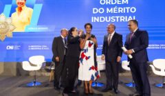 Mônica Burgos, da Avatim, recebe comenda da CNI em Brasília