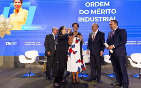 Mônica Burgos, da Avatim, recebe comenda da CNI em Brasília
