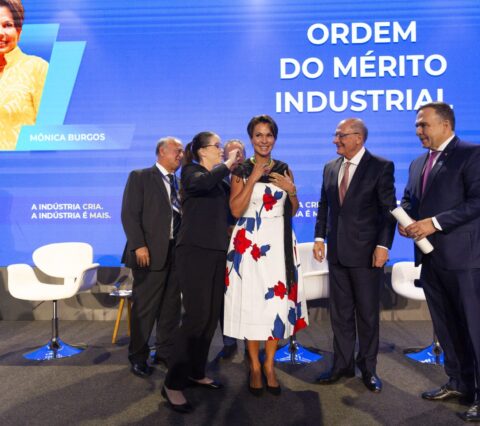 Mônica Burgos, da Avatim, recebe comenda da CNI em Brasília