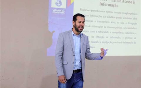 Na manhã desta terça-feira (13), a Prefeitura de Ilhéus, por meio da Controladoria-Geral do Município, realizou uma capacitação sobre transparência pública, acesso à informação e Lei de Responsabilidade Fiscal. O encontro aconteceu no Auditório do Centro Administrativo da Prefeitura e teve como objetivo fortalecer os mecanismos de controle e transparência na gestão pública local.  Para conduzir a capacitação, foi convidado o Secretário de Transparência, Controle e Prevenção à Corrupção de Vitória da Conquista, Mateus Nascimento Novais. A cidade é reconhecida como referência em todo o estado pela excelência em sua estrutura administrativa e pelos altos índices de transparência pública, segundo avaliação da Controladoria-Geral da União (CGU).  A escolha de Vitória da Conquista como modelo se deve, além da excelência já reconhecida, à proximidade geográfica e à possibilidade de uma cooperação direta que possa contribuir de forma efetiva com a gestão do prefeito Valderico Junior na execução de políticas públicas mais transparentes e acessíveis à população.  O evento contou com a presença da vice-prefeita Wanessa Gedeon, bem como de representantes das seguintes secretarias e órgãos municipais: Gestão, Comunicação, Corregedoria, Casa Civil, Saúde, Educação, Promoção Social, Fazenda, Cultura, Turismo e Meio Ambiente.  Durante a capacitação, foram abordados temas essenciais como os princípios da transparência pública, o direito de acesso à informação e as diretrizes da Lei de Responsabilidade Fiscal, pilares fundamentais para uma administração pública ética, eficiente e comprometida com o interesse coletivo.  A iniciativa reforça o compromisso da Prefeitura de Ilhéus com o aprimoramento contínuo da gestão pública e o fortalecimento da confiança da população nas instituições municipais.