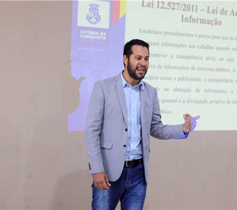 Na manhã desta terça-feira (13), a Prefeitura de Ilhéus, por meio da Controladoria-Geral do Município, realizou uma capacitação sobre transparência pública, acesso à informação e Lei de Responsabilidade Fiscal. O encontro aconteceu no Auditório do Centro Administrativo da Prefeitura e teve como objetivo fortalecer os mecanismos de controle e transparência na gestão pública local.  Para conduzir a capacitação, foi convidado o Secretário de Transparência, Controle e Prevenção à Corrupção de Vitória da Conquista, Mateus Nascimento Novais. A cidade é reconhecida como referência em todo o estado pela excelência em sua estrutura administrativa e pelos altos índices de transparência pública, segundo avaliação da Controladoria-Geral da União (CGU).  A escolha de Vitória da Conquista como modelo se deve, além da excelência já reconhecida, à proximidade geográfica e à possibilidade de uma cooperação direta que possa contribuir de forma efetiva com a gestão do prefeito Valderico Junior na execução de políticas públicas mais transparentes e acessíveis à população.  O evento contou com a presença da vice-prefeita Wanessa Gedeon, bem como de representantes das seguintes secretarias e órgãos municipais: Gestão, Comunicação, Corregedoria, Casa Civil, Saúde, Educação, Promoção Social, Fazenda, Cultura, Turismo e Meio Ambiente.  Durante a capacitação, foram abordados temas essenciais como os princípios da transparência pública, o direito de acesso à informação e as diretrizes da Lei de Responsabilidade Fiscal, pilares fundamentais para uma administração pública ética, eficiente e comprometida com o interesse coletivo.  A iniciativa reforça o compromisso da Prefeitura de Ilhéus com o aprimoramento contínuo da gestão pública e o fortalecimento da confiança da população nas instituições municipais.