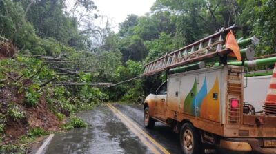 Temporal no Sul da Bahia impacta a rede elétrica e Neoenergia Coelba quadruplicou equipes em campo para agilizar o atendimento
