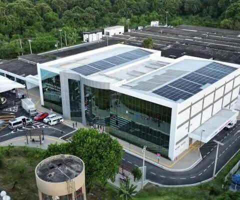 No Hospital de Base Luís Eduardo Magalhães (HBLEM), instituição administrada pela Fundação de Atenção à Saúde de Itabuna (FASI), cuidar da saúde vai além dos cuidados com os pacientes — é um compromisso também com o planeta.  No Dia Mundial do Meio Ambiente, 5 de junho, a unidade hospitalar destaca as ações diárias que fazem a diferença para construir um futuro mais sustentável.  O gerenciamento de resíduos tem sido um diferencial, com a separação, destinação correta e reciclagem dos resíduos hospitalares, o que contribuiu para a diminuição do impacto ambiental, reforçando a responsabilidade socioambiental.  No HBLEM, as coletas de papelão, papel e plástico são realizadas através da parceria com a AACRRI – Associação de Agentes Ambientais e Catadores de Materiais Reutilizáveis e Recicláveis de Itabuna. O material é coletado uma vez por semana e chega a gerar uma tonelada de papelão/mês. Os resíduos com potencial infectante são coletados através de uma empresa especializada. Outra parceria importante é com uma empresa de biotecnologia que faz a coleta de qualquer tipo de óleo vegetal e o destina à reciclagem.  O hospital também faz o descarte de remédios vencidos, pilhas, baterias e lâmpadas fluorescentes, trabalhando a logística reversa, devolvendo o produto para a indústria dar o tratamento adequado.  Todas essas práticas renderam ao HBLEM, o certificado de “Amigo do Catador e da Coleta Seletiva – 2023”, emitido pela Secretaria de Agricultura e Meio Ambiente (SEAGRIMA) para as instituições que são parceiras da Associação dos Agentes Ambientais e Catadores de Recicláveis de Itabuna (AACRI).  NOVO HOSPITAL SUSTENTÁVEL  Outras práticas e tecnologias que priorizam a preservação dos recursos naturais e a redução dos impactos ambientais no Novo Hospital de Base foram desenvolvidas a partir das obras de reforma, ampliação e modernização, custeadas pelo Governo do Estado, em parceria com a Prefeitura de Itabuna: A instalação de placas fotovoltaicas de energia solar mostra a eficiência energética dentro da instituição, gestão hídrica inteligente com a implantação de sistemas de reaproveitamento de água da chuva para usos não-potáveis, como irrigação e limpeza; implantação da Estação de Tratamento de Efluentes (ETE) para 100% do esgoto gerado no hospital; integração de jardins e espaços verdes no ambiente externo do Novo Hospital de Base, trouxe bem-estar e qualidade de vida para colaboradores, pacientes e acompanhantes.  “A adoção de atitudes mais sustentáveis no HBLEM é uma marca do governo do prefeito Augusto Castro (PSD)”, destacou o supervisor administrativo-financeiro da FASI, Marcelo Pessoa.  O desenvolvimento de campanhas internas de conscientização sobre práticas sustentáveis vem mobilizando toda a comunidade hospitalar para ações em prol do meio ambiente, despertando a consciência coletiva com treinamentos constantes e capacitações. “Por aqui, a equipe segue acreditando que a saúde e o meio ambiente caminham juntos. Cuidar da vida é também cuidar do planeta”, finaliza.