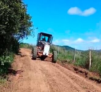 Prefeitura recupera estradas vicinais na zona rural de Ibicaraí