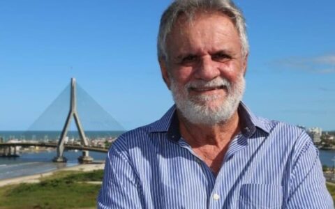 Isaac lança “70 faróis em palavras”, obra que reúne artigos publicados nos principais veículos de comunicação da Bahia