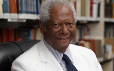 Uesc aprova concessão de títulos honoríficos a personalidades e servidores da instituição