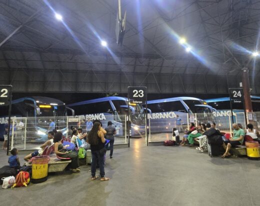 Feriado de Tiradentes impulsiona viagens de ônibus e amplia venda de passagens fora das rodoviárias