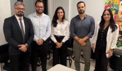 A Prefeitura de Itabuna, por meio da Fundação Itabunense de Cultura e Cidadania (FICC), participou, na última terça-feira (25), de uma reunião promovida pelo Ministério Público da Bahia (MPBA) para discutir os impactos econômicos, sociais e institucionais do Ita Pedro, um dos maiores festejos juninos do interior da Bahia. O encontro reuniu representantes do poder público, entidades de classe e segmentos diretamente impactados pela realização da festa.  Durante a reunião, foram debatidos os reflexos do Ita Pedro na economia local, no fortalecimento do turismo, na geração de emprego e renda e na movimentação de setores como comércio, hotelaria, bares, restaurantes, ambulantes e transporte por aplicativo. Representantes dos segmentos presentes reforçaram a importância do evento para a economia regional e para a consolidação de Itabuna como um dos principais polos juninos do estado.  A promotora Rafaella Silva Carvalho destacou a necessidade de responsabilidade na aplicação dos recursos públicos, transparência nas contratações e equilíbrio na construção de um evento sustentável e alinhado ao interesse coletivo. Outro ponto discutido foi a importância de conciliar responsabilidade fiscal com a manutenção da força cultural e econômica do Ita Pedro, considerando o impacto positivo que o evento gera para diversos setores produtivos da cidade.  Representando a gestão municipal, participaram da reunião o presidente da FICC, Aldo Rebouças; o assessor jurídico da fundação, Íkaro Viana; o secretário municipal de Gestão e Inovação, Pedro Aracatibe; e a subprocuradora de Licitações e Contratos, Thaiane Brandão.  Também estiveram presentes representantes do comércio, ambulantes, bares e restaurantes, setor turístico, motoristas por aplicativo, entidades sociais e lojistas, que destacaram a relevância da grade artística e da projeção estadual e nacional do evento para o aumento do fluxo de turistas e consumidores durante o período junino.  Para a Prefeitura de Itabuna, o Ita Pedro ultrapassa o caráter festivo e se consolida como uma importante ferramenta de valorização da cultura popular, fortalecimento da economia local e promoção do desenvolvimento regional, impactando diretamente Itabuna e toda a microrregião sul baiana.
