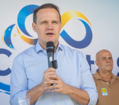 Júlio critica aliados de ACM Neto na votação para adiar escala 6x1: “Manobra para enganar o povo e não perder voto”