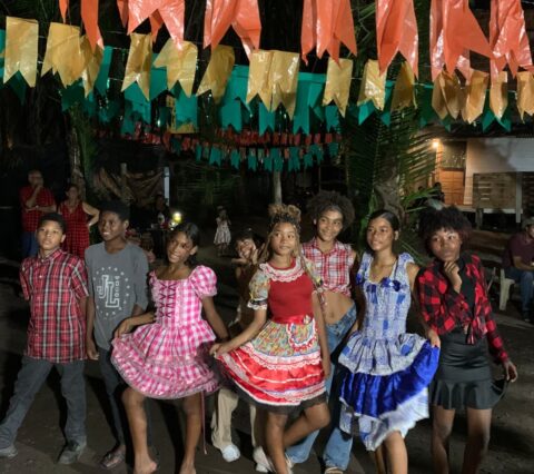 Quadrilha junina de adolescentes quilombolas celebra a cultura do São João em Ilhéus