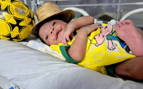 Clima de Copa do Mundo toma conta dos recém-nascidos do Hospital Materno-Infantil Dr. Joaquim Sampaio, em Ilhéus