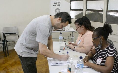 Eleitoras(es) podem atuar como mesárias(os) voluntárias(os) nas Eleições Gerais de 2026