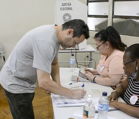 Eleitoras(es) podem atuar como mesárias(os) voluntárias(os) nas Eleições Gerais de 2026