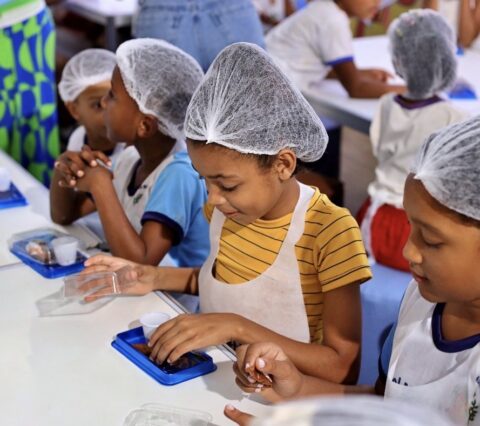 Chocolat Bahia promove ações sociais com mulheres e estudantes da rede municipal de Ilhéus