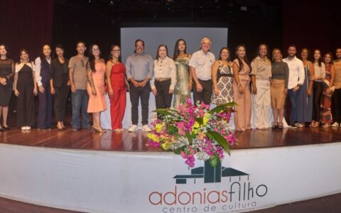 Escola Profissionalizante Maria de Lourdes Monteiro entrega certificados a concluintes dos cursos em noite de festa