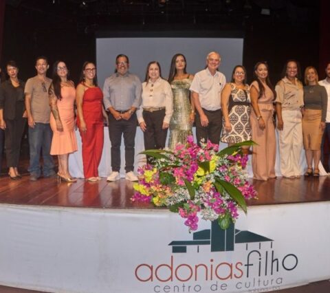 Escola Profissionalizante Maria de Lourdes Monteiro entrega certificados a concluintes dos cursos em noite de festa
