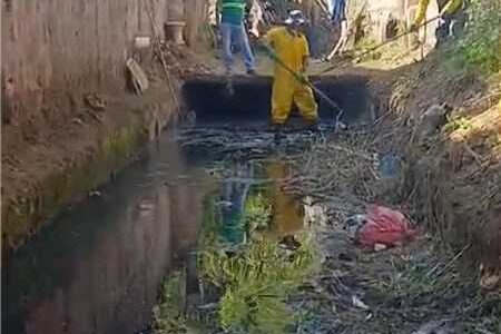 Limpeza de canal reforça manutenção urbana na Rua do Cano