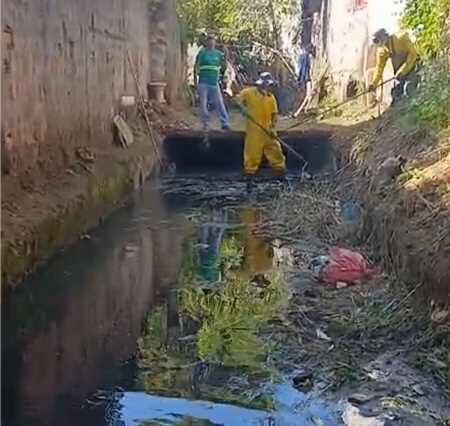 Limpeza de canal reforça manutenção urbana na Rua do Cano