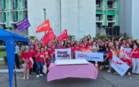 Professores das universidades estaduais decidem manter vigília na porta da SEC até serem recebidos pelo Governo da Bahia