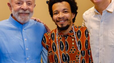 Ao lado de Lula, Vinícius Quilombola participa de convenção da base governista na Bahia